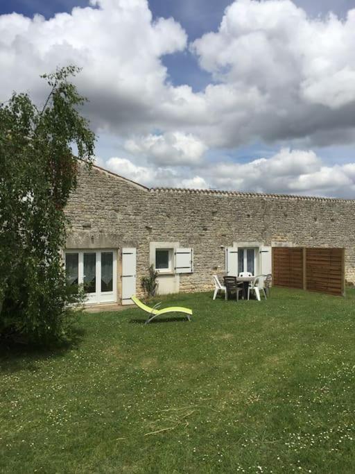 Villa Gite Au Petit Bonheur Saint-Savinien Exterior foto