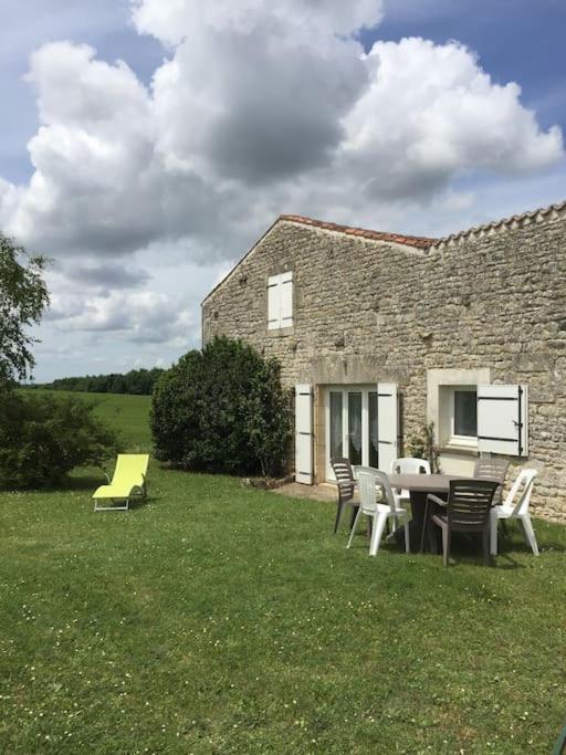 Villa Gite Au Petit Bonheur Saint-Savinien Exterior foto